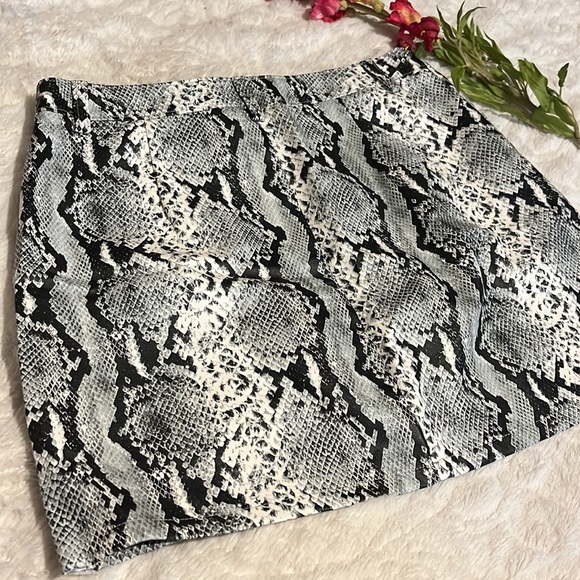 WILD HONEY MINI SKIRT SIZE LARGE - Picture 3 of 3